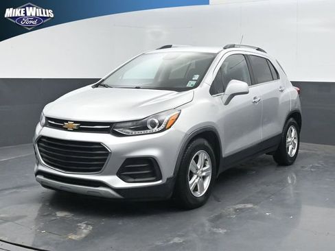 Used 2018 Chevrolet Trax LT w/ LT Convenience Package FWD image 3