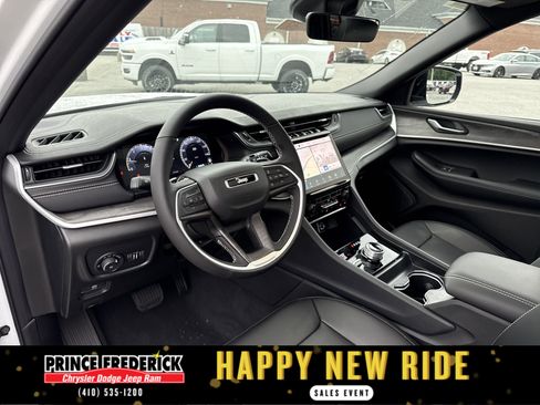 New 2025 Jeep Grand Cherokee L Limited w/ Black Appearance Package image 9