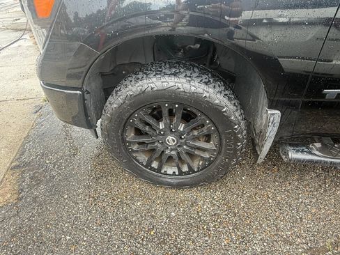 Used 2018 Nissan Titan SV w/ SV Convenience Package RWD image 5