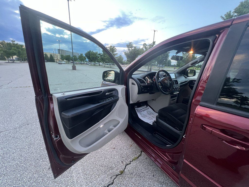 Used 2017 Dodge Grand Caravan SE FWD image 16