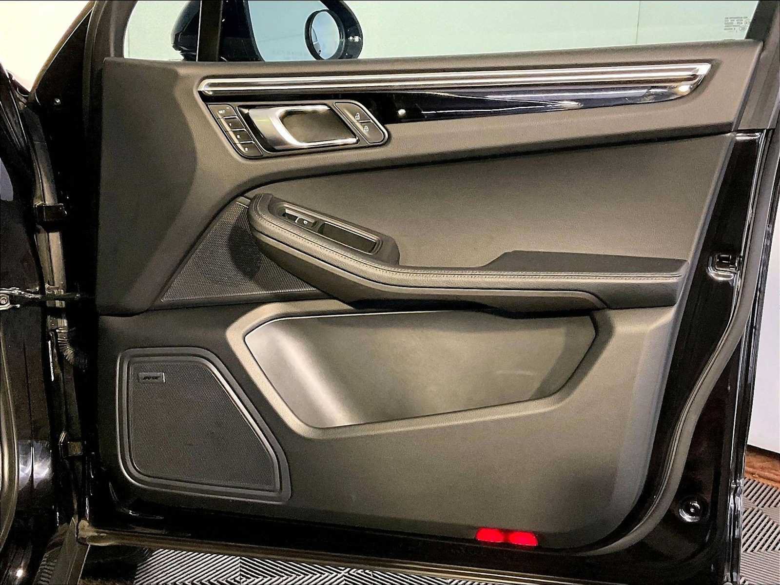 Certified 2022 Porsche Macan AWD/4WD image 26