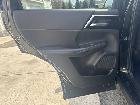 Used 2024 Mitsubishi Outlander 4WD Plug-In Hybrid image 22