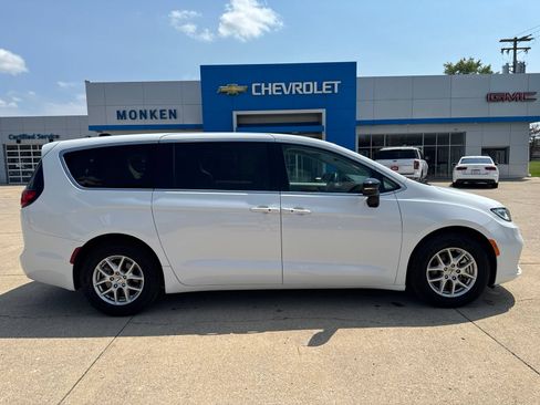 Used 2024 Chrysler Pacifica Touring-L FWD image 2