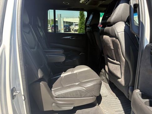 Used 2017 Cadillac Escalade ESV Platinum AWD/4WD image 10