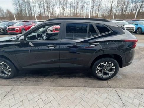 Certified 2025 Chevrolet Trax LT w/ LT Convenience Package image 5