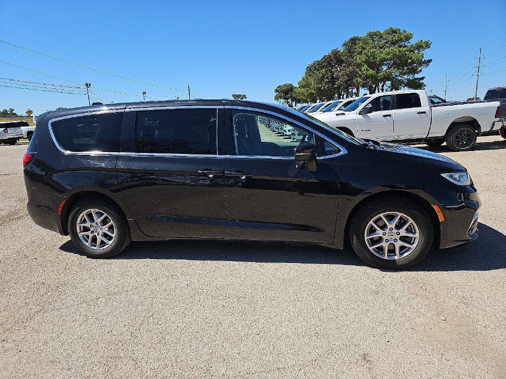 Used 2023 Chrysler Pacifica Touring-L FWD image 9