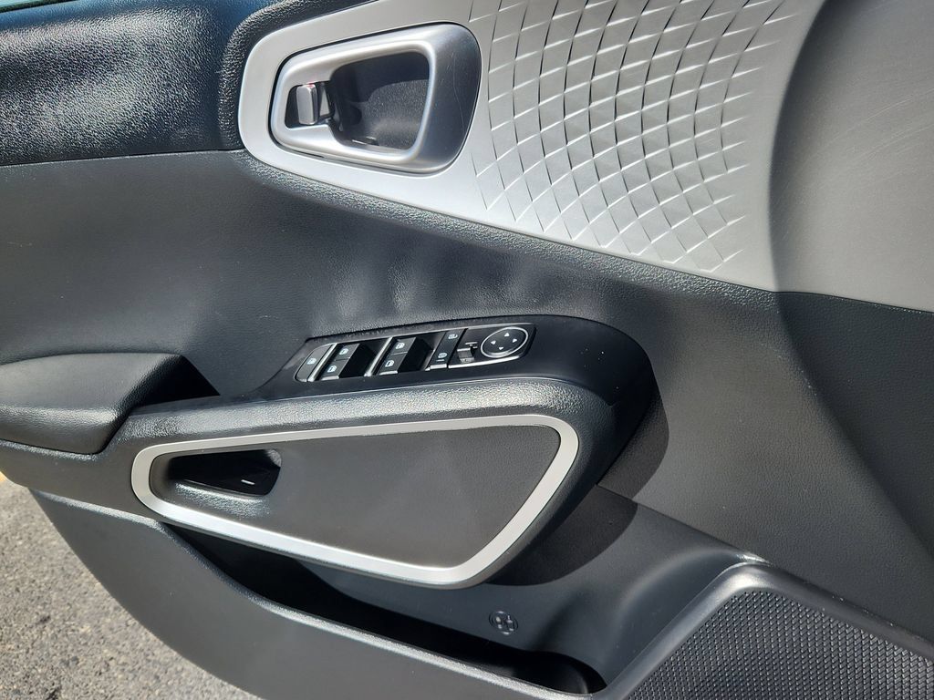 Used 2025 Kia Soul LX w/ LX Technology Package FWD image 8