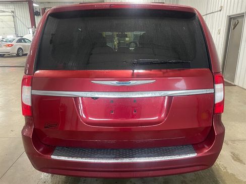 Used 2015 Chrysler Town & Country Touring-L image 7