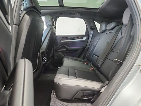 Used 2025 Porsche Cayenne image 11
