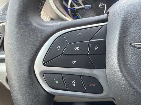Used 2024 Chrysler Pacifica Limited FWD image 25