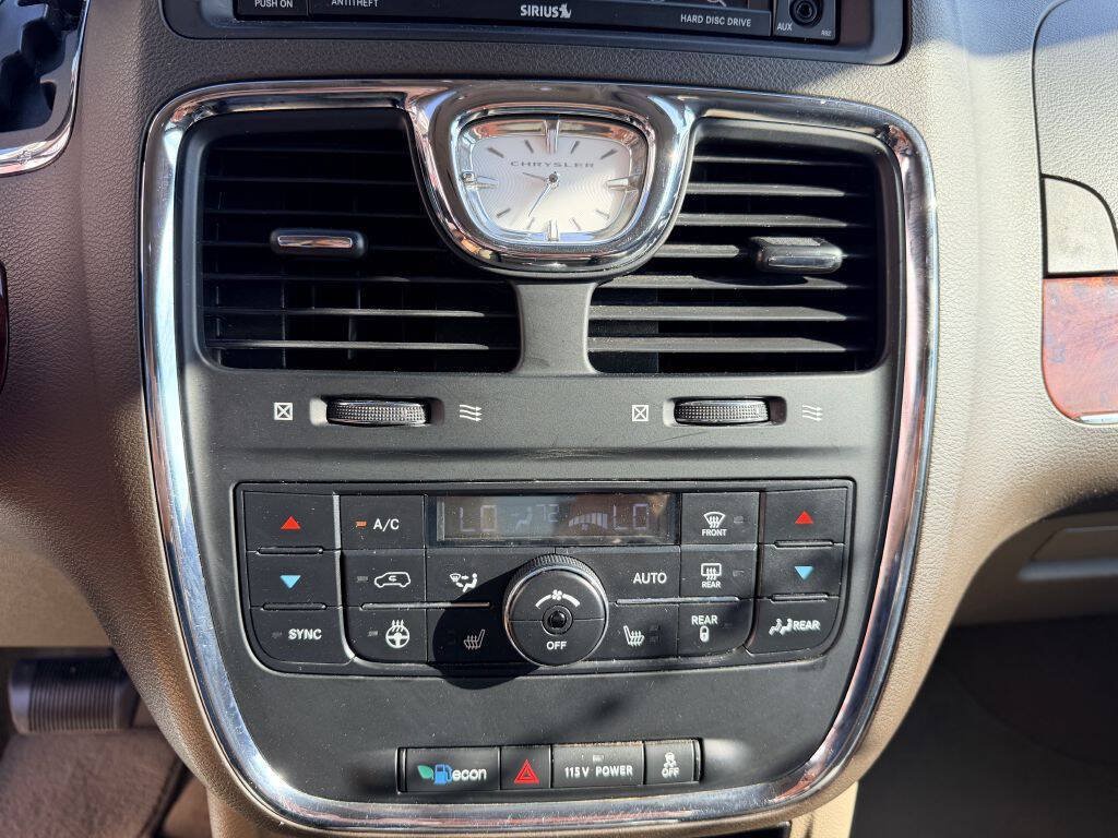 Used 2013 Chrysler Town & Country Touring-L w/ Driver Convenience Group FWD image 21