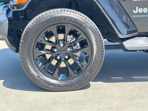 Used 2023 Jeep Wrangler Unlimited Sahara AWD/4WD image 28