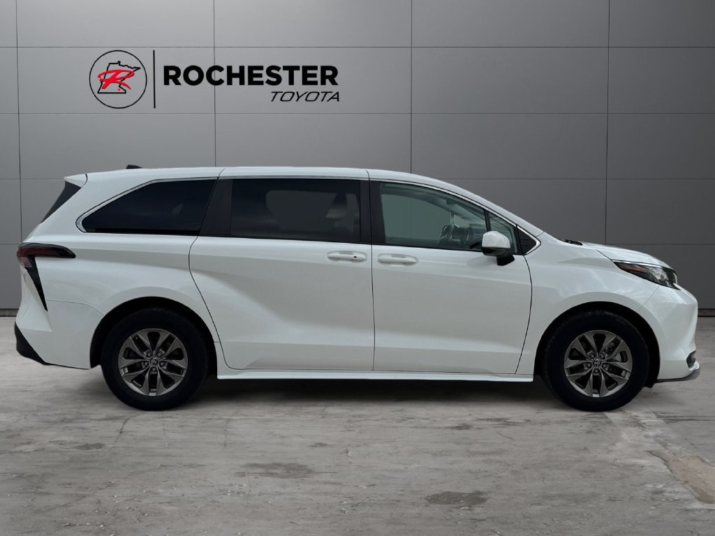 Used 2023 Toyota Sienna LE AWD/4WD image 6
