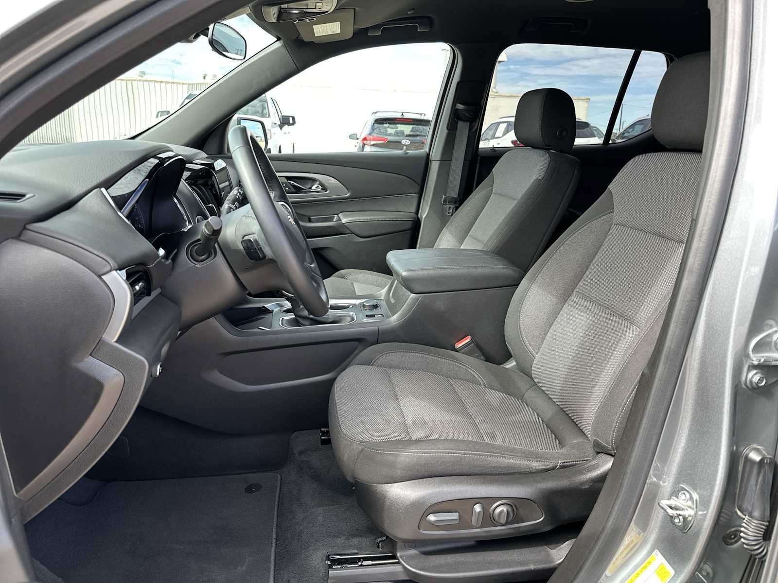 Used 2023 Chevrolet Traverse LT FWD image 19