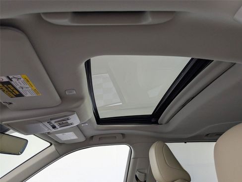 Used 2025 Toyota Highlander XLE FWD image 13
