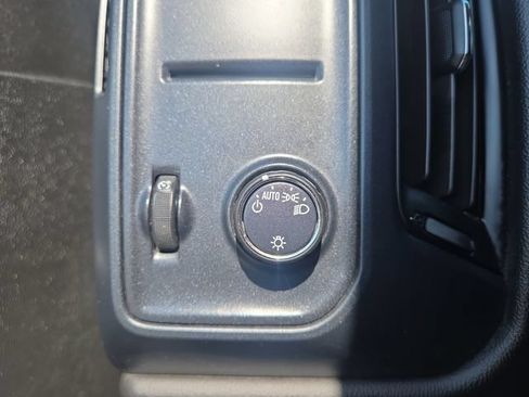 Used 2019 Chevrolet Silverado 1500 Custom w/ Custom Convenience Package AWD/4WD image 18