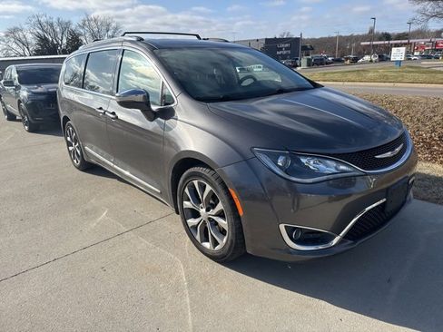 Used 2017 Chrysler Pacifica Limited w/ UConnect Theater Package image 4