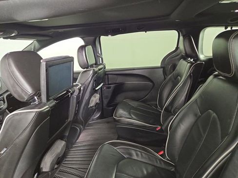 Used 2022 Chrysler Pacifica Limited w/ Uconnect Theater Family Group image 15