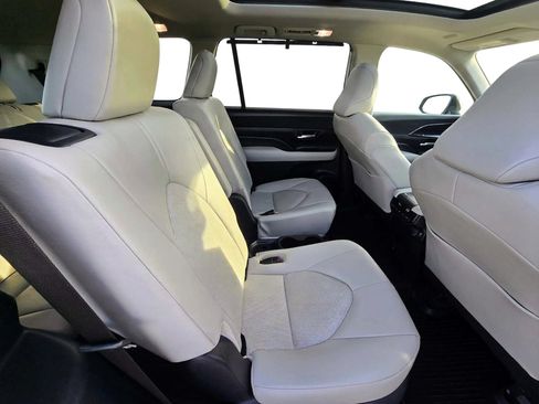 Used 2024 Toyota Grand Highlander AWD image 15