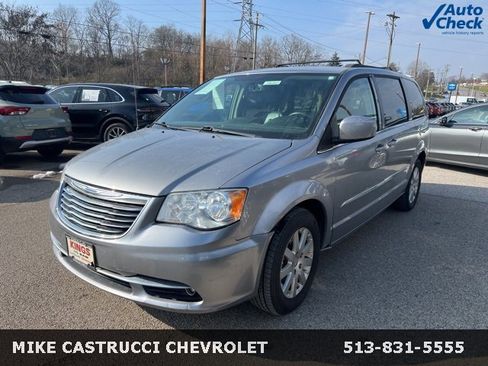 Used 2015 Chrysler Town & Country Touring image 1