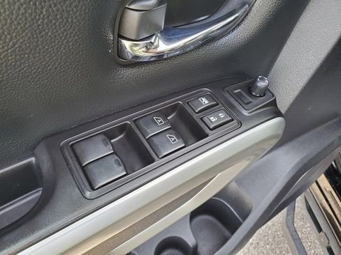 Used 2017 Nissan Titan SV image 15