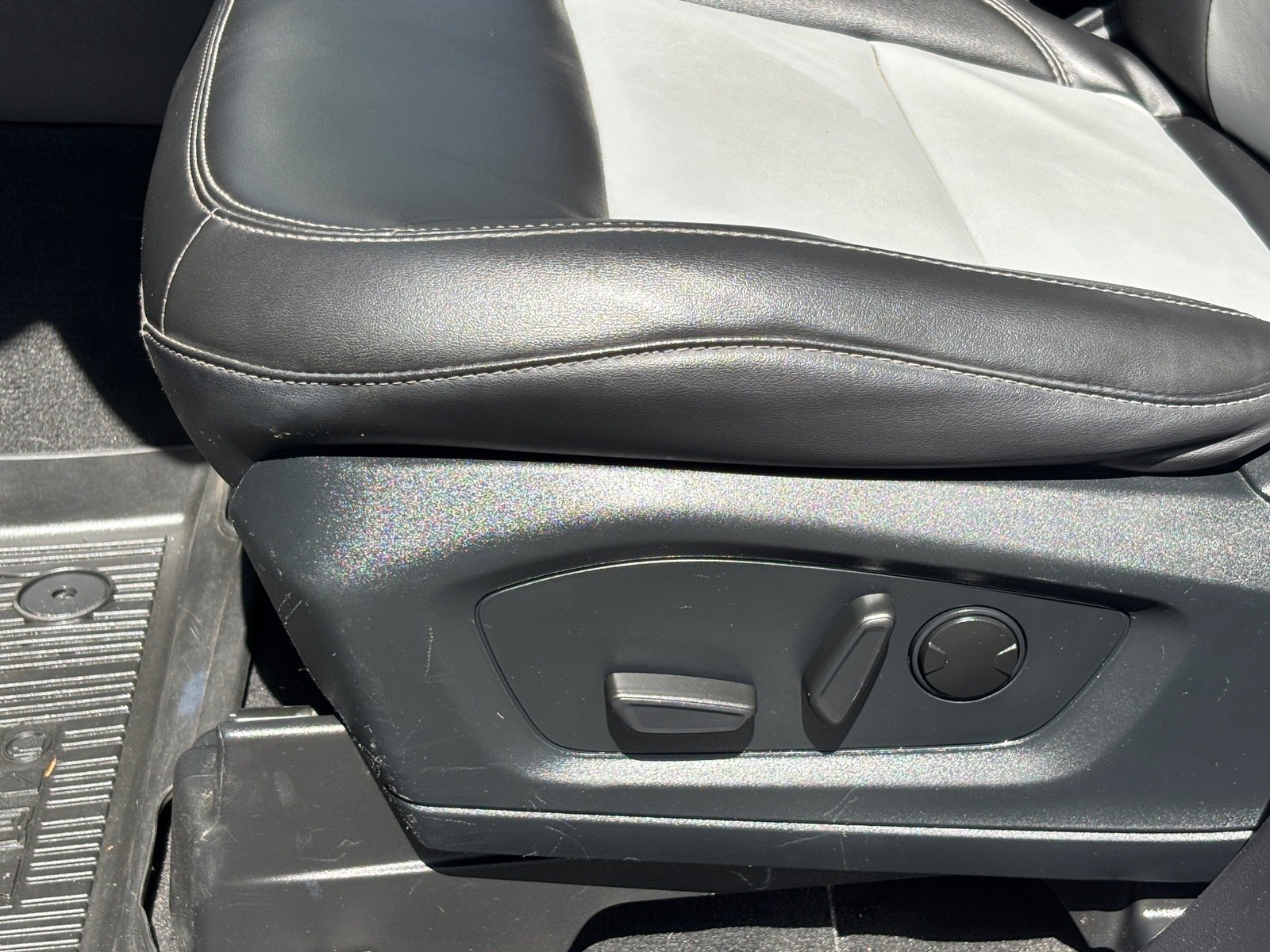 Used 2022 Ford Explorer XLT w/ Equipment Group 202A AWD/4WD image 27