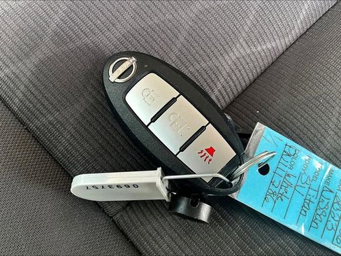 Used 2023 Nissan Titan SV image 13