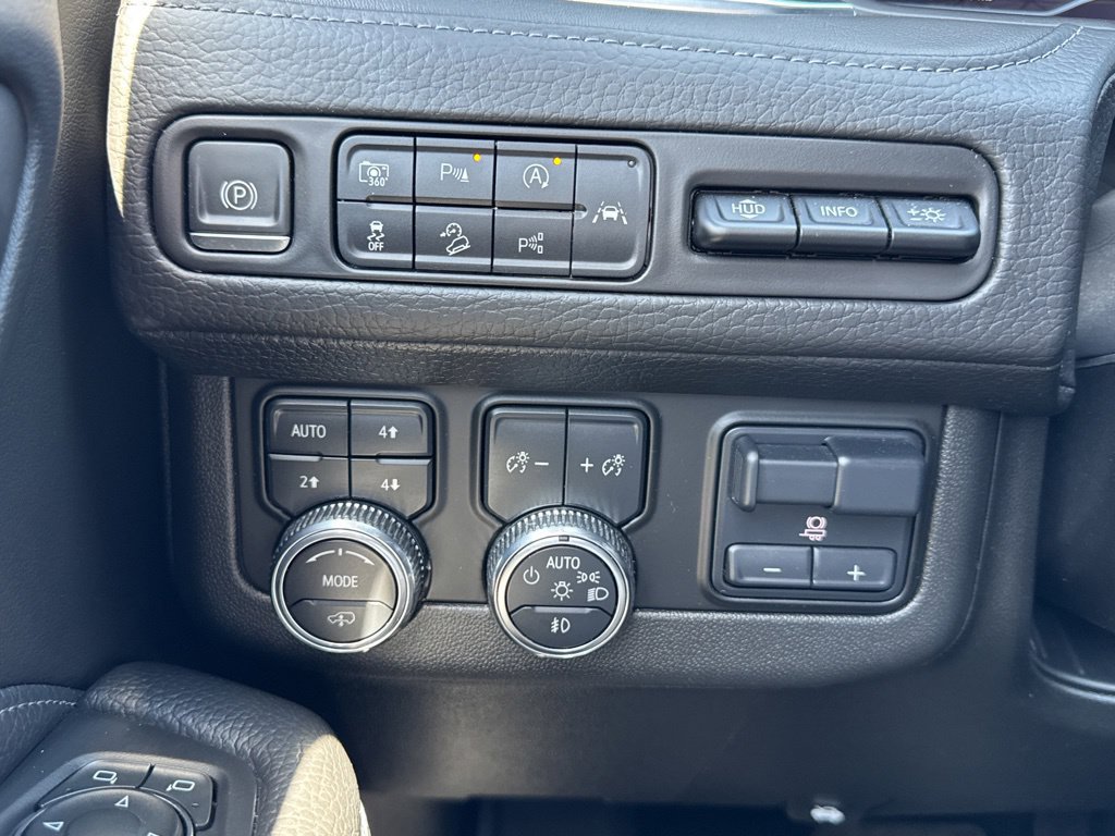 Used 2023 GMC Yukon Denali w/ Advanced Technology Package AWD/4WD image 19