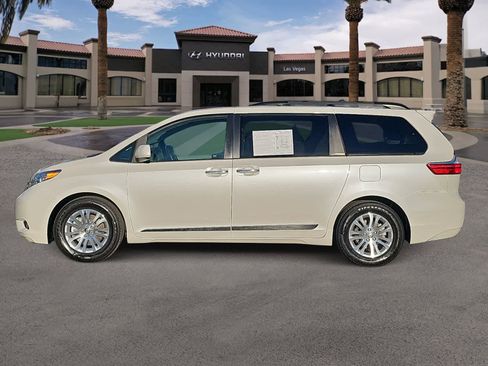 Used 2017 Toyota Sienna XLE Premium image 5