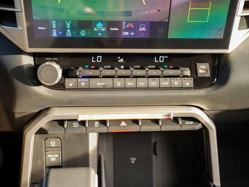 Used 2026 Toyota Tundra Limited AWD/4WD image 33