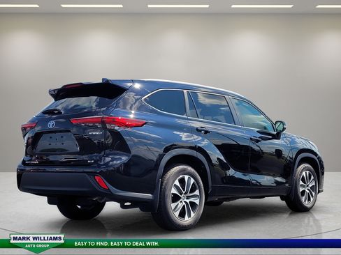 Used 2023 Toyota Highlander XLE AWD/4WD image 4