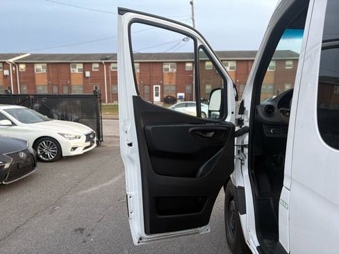 Used 2020 Mercedes-Benz Sprinter 2500 image 34