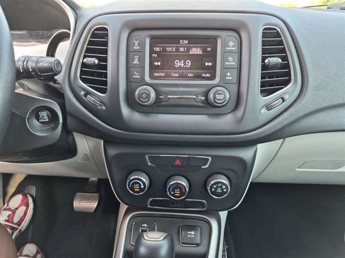 Used 2018 Jeep Compass Latitude FWD image 22