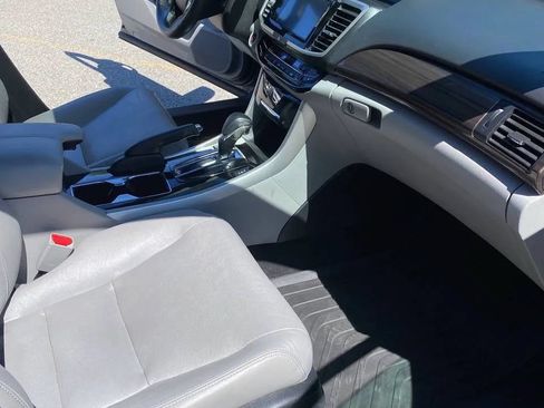Used 2017 Honda Accord EX-L image 12