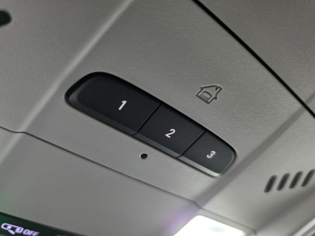 Used 2023 GMC Terrain SLT w/ Infotainment Package II AWD/4WD image 18