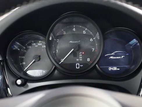 Certified 2025 Porsche Macan Turbo image 24