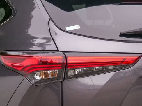 Used 2021 Toyota Highlander XLE image 10