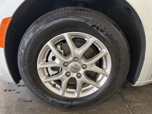 Used 2024 Chrysler Pacifica Touring-L image 40