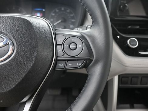 Used 2025 Toyota Corolla Cross LE image 13