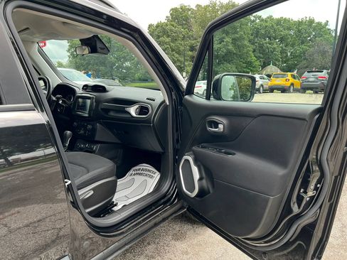 Used 2018 Jeep Renegade Latitude w/ Cold Weather Group AWD/4WD image 18