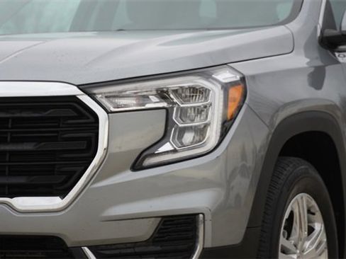 Used 2024 GMC Terrain SLE image 4