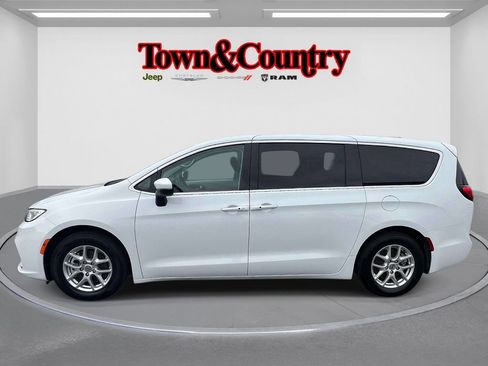 Certified 2023 Chrysler Pacifica Touring-L FWD image 8