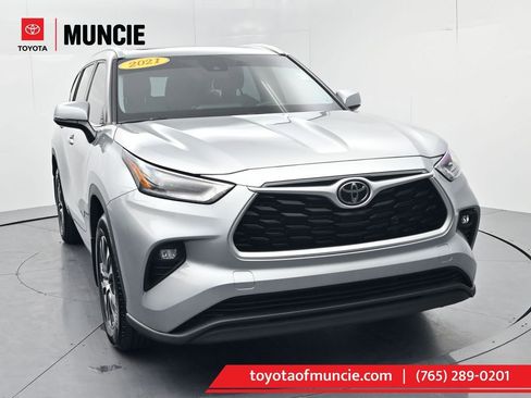 Used 2021 Toyota Highlander XLE image 1
