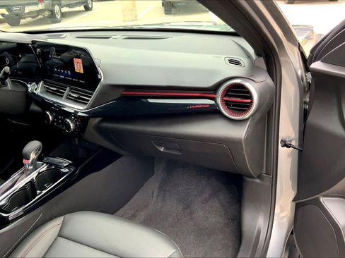 Used 2025 Chevrolet Trax RS FWD image 19