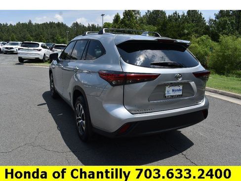 Used 2022 Toyota Highlander XLE AWD/4WD image 5