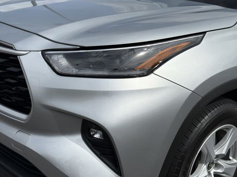 Used 2021 Toyota Highlander LE AWD/4WD image 25