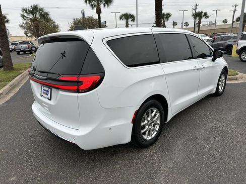Used 2024 Chrysler Pacifica Touring-L w/ Uconnect Theater Family Group image 6