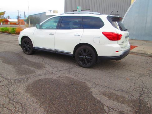 Used 2017 Nissan Pathfinder Platinum image 2