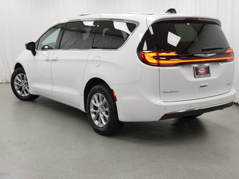 Certified 2025 Chrysler Pacifica Select AWD/4WD image 14