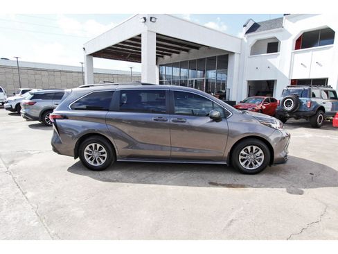 Used 2022 Toyota Sienna LE FWD image 8